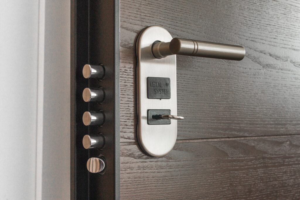 https://ecopearth.com/how-to-unlock-a-deadbolt-without-a-key-5-effective-methods/